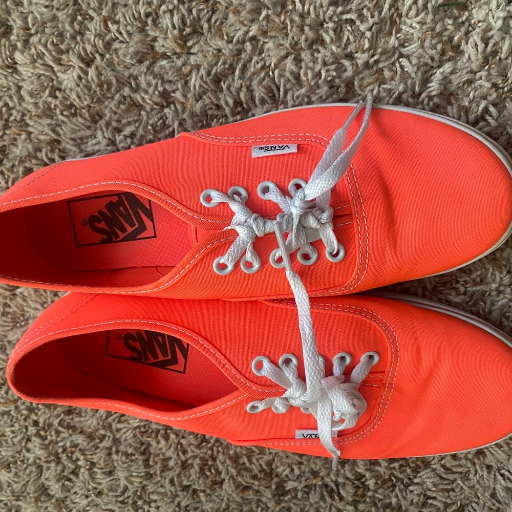 BRAND NEW Women’s 7.5 Vans